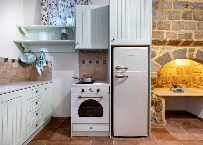 A33 Rhodes Old Town House